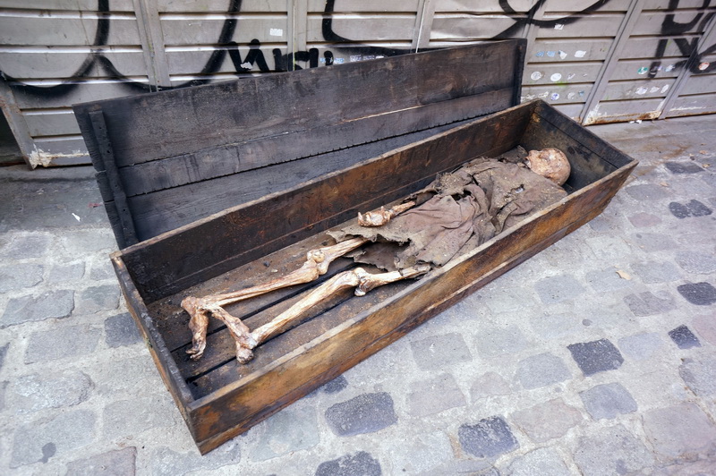 momia ataud hombre pueblo.madera-plastico-tela 32x180x50 1u